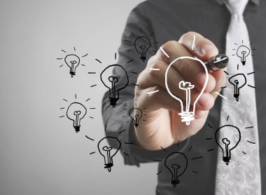 ampul Beyaz tahtada çizim işadamı