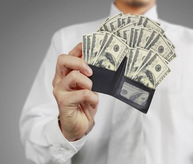 el açık cüzdanından para tutar