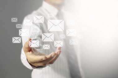Sanal grafiğin dokunmadan işadamı internet arama ve belirli ürünler, sonra sosyal ağ Web sitesinde uygulama alışveriş arabası simgesini alışveriş görsel ekranda görüntülemek
