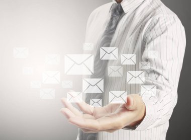 Sanal grafiğin dokunmadan işadamı internet arama ve belirli ürünler, sonra sosyal ağ Web sitesinde uygulama alışveriş arabası simgesini alışveriş görsel ekranda görüntülemek