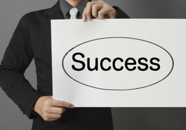 Beyaz boş kağıt sayfası mockup tutan el