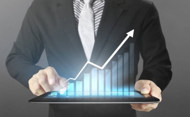 bir elinde tablet kullanan çoklu görev adam