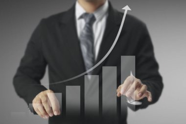 Finansal sembolleri olan bir iş adamı geliyor.