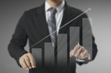 Finansal sembolleri olan bir iş adamı geliyor.