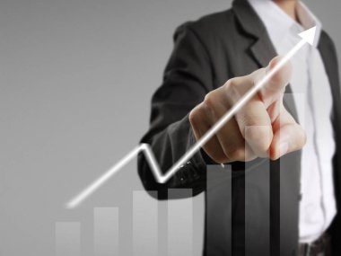 Finansal sembolleri olan bir iş adamı geliyor.