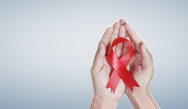 Sağlık ve tıp görevlileri kurdele tutuyor.