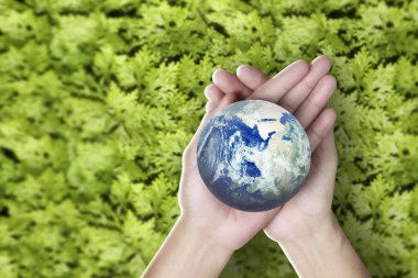 Küre , insan elinde toprak. Nasa tarafından sağlanan Dünya görüntüsü