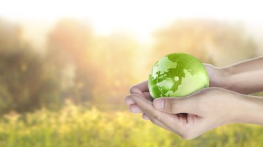 Küre , insan elinde toprak. Nasa tarafından sağlanan Dünya görüntüsü