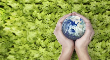 Küre , insan elinde toprak. Nasa tarafından sağlanan Dünya görüntüsü