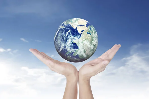 Küre , insan elinde toprak. Nasa tarafından sağlanan Dünya görüntüsü — Stok fotoğraf