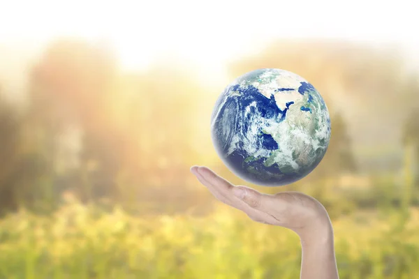 Küre , insan elinde toprak. Nasa tarafından sağlanan Dünya görüntüsü — Stok fotoğraf