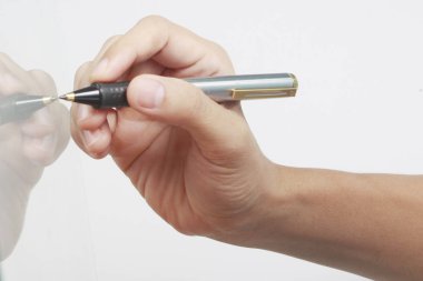 Beyaz arkaplanda kalemi olan el