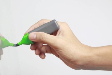 Beyaz sırtüstü uzanan kalemle