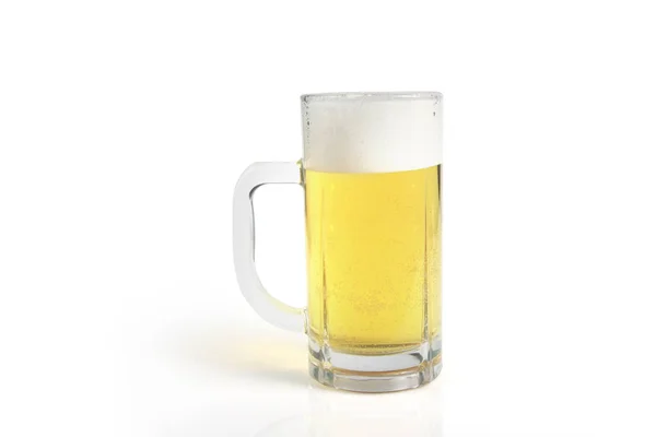 一杯被隔离的啤酒 — 图库照片