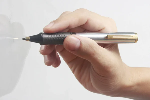 Hand mit Stift auf weißem Hintergrund — Stockfoto