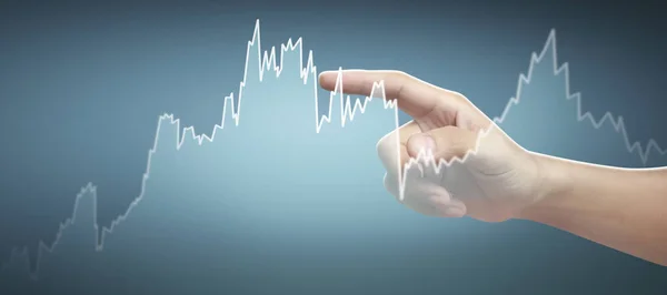 वित्तीय संकेतक लेखा बाजार के ग्राफ को हाथ से छू रहा है — स्टॉक फ़ोटो, इमेज