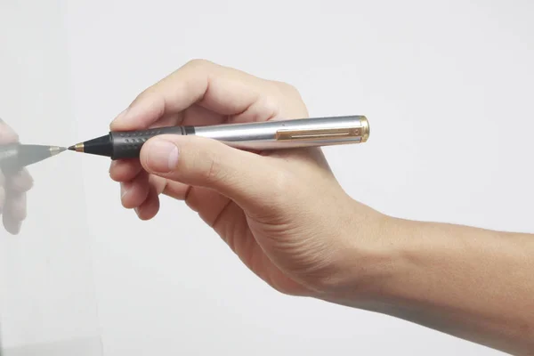 Hand mit Stift auf weißem Hintergrund — Stockfoto