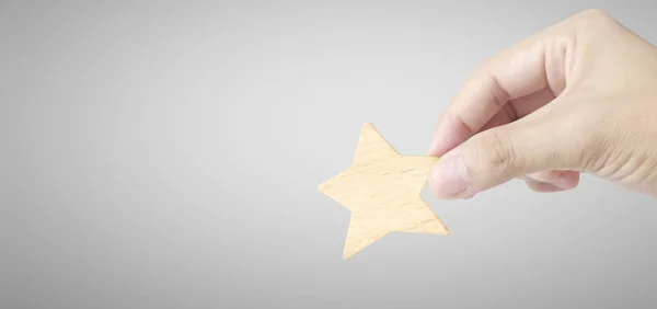 Mano de poner aumento de madera forma de cinco estrellas — Foto de Stock