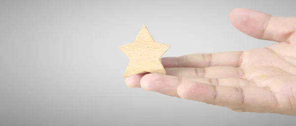 Mano de poner aumento de madera forma de cinco estrellas — Foto de Stock
