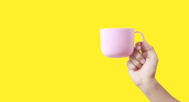 Elin plastik bardağı taşırcasına tutuyor.