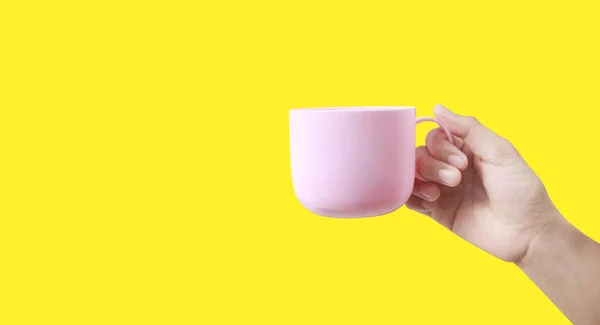 Mano sosteniendo la taza de plástico como un vertido — Foto de Stock