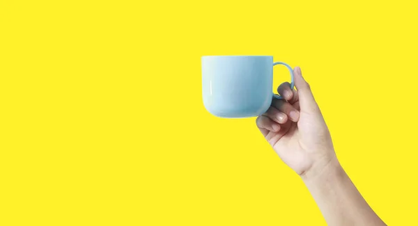 Mano sosteniendo la taza de plástico como un vertido — Foto de Stock