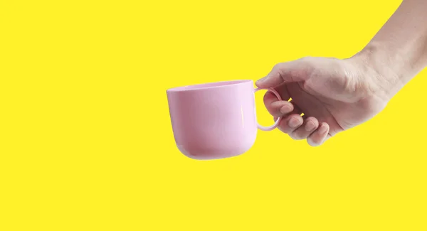 Mano sosteniendo la taza de plástico como un vertido —  Fotos de Stock