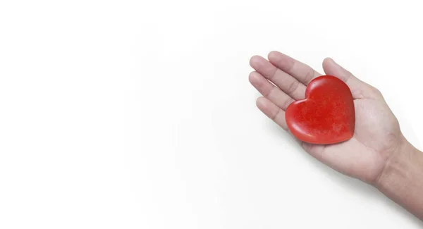 Manos sosteniendo un corazón rojo .health conceptos de donación —  Fotos de Stock