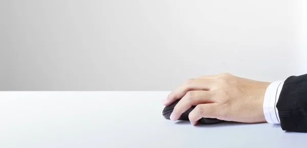 手をコンピュータのマウスを保持。テクノロジーネットワーク — ストック写真