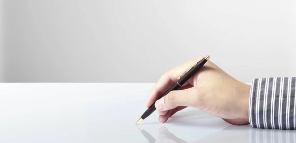 Penna in mano su sfondo bianco — Foto Stock
