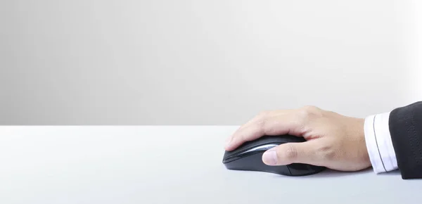 Mano sosteniendo el ratón ordenador. red tecnológica — Foto de Stock