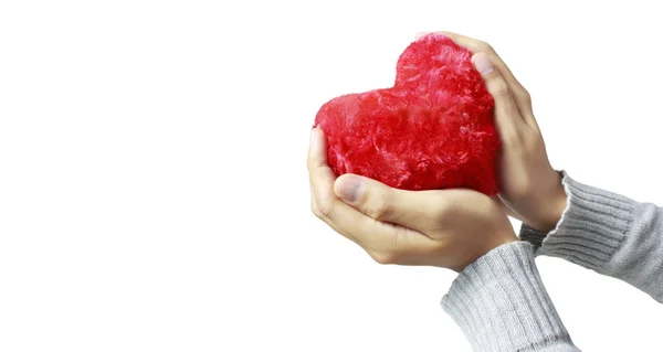 Manos sosteniendo un corazón rojo, salud del corazón —  Fotos de Stock