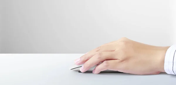 Рука держит компьютерную мышь. интернет-технологии сеть — стоковое фото