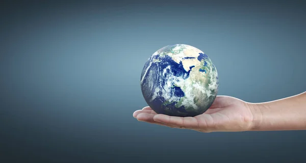 Globe, aarde in de hand van de mens, onze planeet stralend vasthoudend — Stockfoto