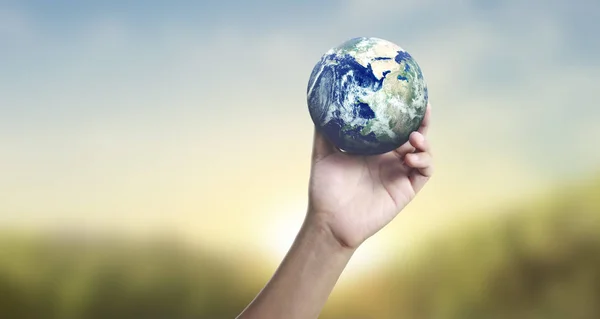 Глобус, земля в людській руці, тримає нашу планету сяючою — стокове фото