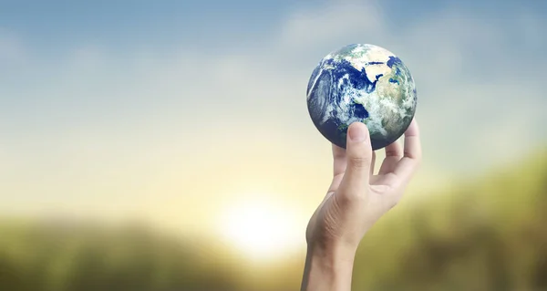 Globe, aarde in de hand van de mens, onze planeet stralend vasthoudend — Stockfoto