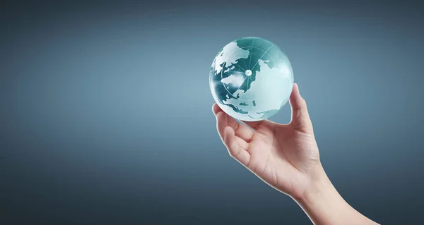 Globe, země v lidské ruce, drží naši planetu zářící — Stock fotografie