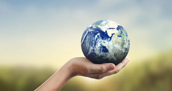 Globus, ziemia w ludzkiej dłoni, trzymający naszą planetę w blasku — Zdjęcie stockowe