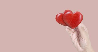 El kırmızı kalp tutan, kalp sağlık, ve bağış kavramları