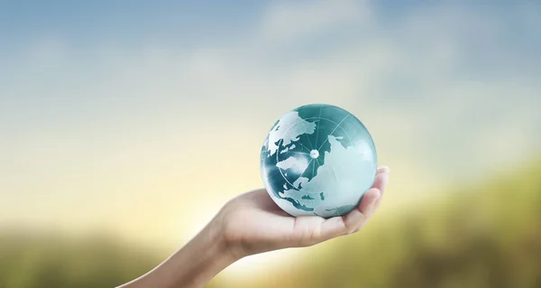 Globe, la terre dans la main humaine, tenant notre planète rayonnante — Photo
