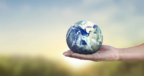 Globo, tierra en mano humana, sosteniendo nuestro planeta brillando —  Fotos de Stock