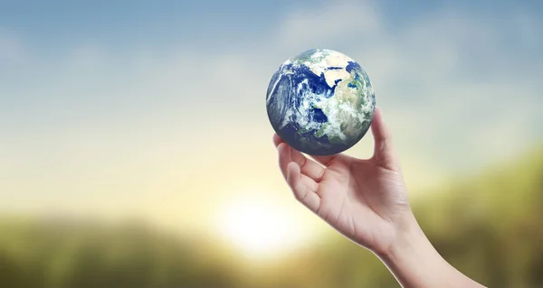 Globe, aarde in de hand van de mens, onze planeet stralend vasthoudend — Stockfoto