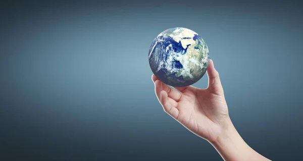 Globe, země v lidské ruce, drží naši planetu zářící — Stock fotografie
