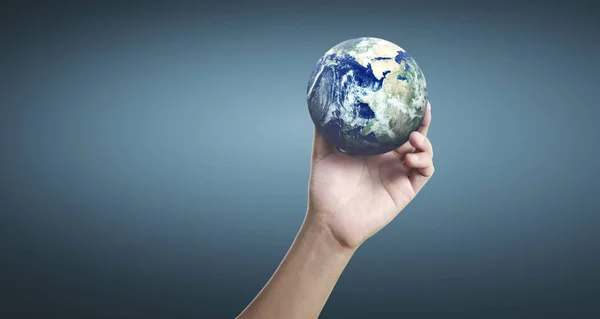 Globe, aarde in de hand van de mens, onze planeet stralend vasthoudend — Stockfoto
