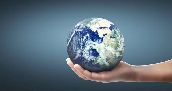 Globo, tierra en mano humana, sosteniendo nuestro planeta brillando — Foto de Stock