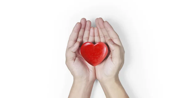 Mani con cuore rosso, salute del cuore e concetti di donazione — Foto Stock