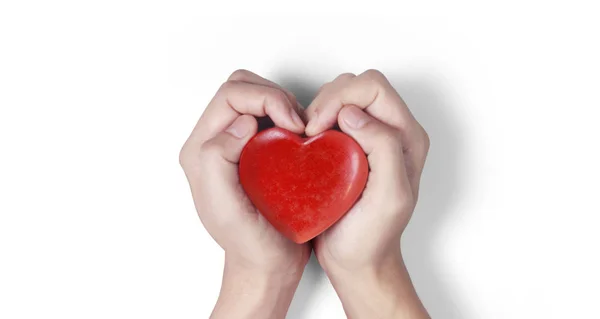 Les mains tenant le cœur rouge, la santé cardiaque et les concepts de don — Photo