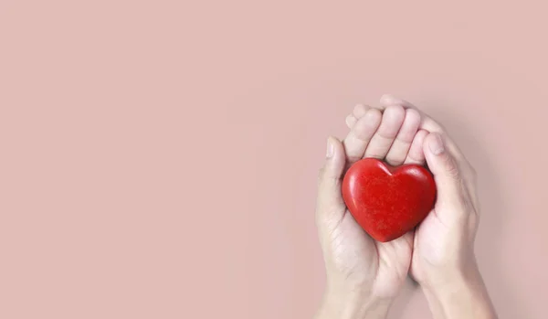 Manos sosteniendo conceptos de corazón rojo, salud del corazón y donación —  Fotos de Stock