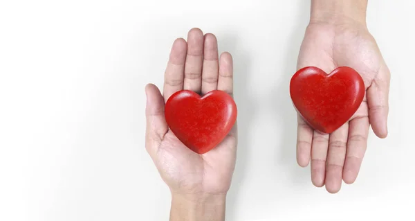 Manos sosteniendo conceptos de corazón rojo, salud del corazón y donación — Foto de Stock