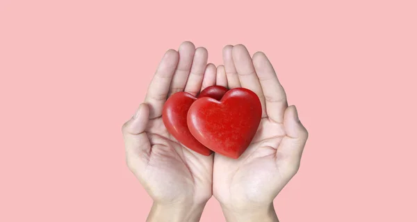 赤い心、心の健康、寄付の概念を持つ手 — ストック写真